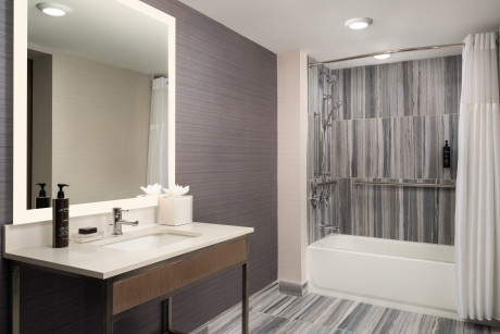 2 Queen Mobility Accessible W/Bathtub